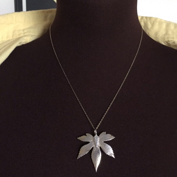 Maple 🍁leaf Pendent gold plated - Picture 3 of 6